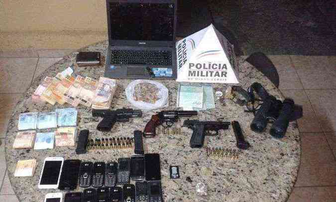 Materiais apreendidos em casa que funcionava como ponto do trfico de drogas em Sabar(foto: Polcia Militar/61 BPM/Divulgao)