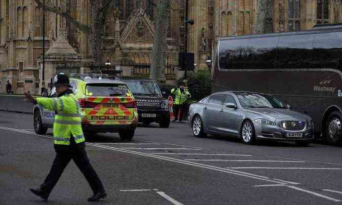 Polcia isolou a rea prximo ao Parlamento britnico (foto: AFP / Daniel LEAL-OLIVAS )