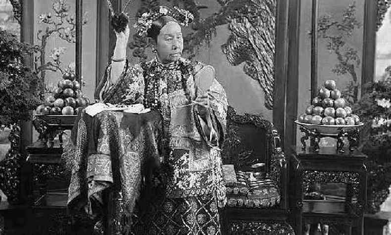Cixi, a imperatriz-viva da China, ao lado de dois vasos cheios de perfumadas mas(foto: EM/DAPress/Arquivo)