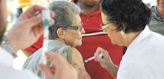 Mais de 200 pessoas foram imunizadas no lanamento da campanha (foto: Breno Pataro/Divulgao)
