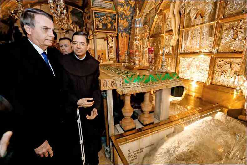 No segundo dia de sua viagem oficial a Israel, o presidente Jair Bolsonaro visitou a Igreja do Santo Sepulcro, em Jerusalm, alm do Muro das Lamentaes. Ele fica no pas at amanh, quando volta ao Brasil (foto: Alan Santos/PR)