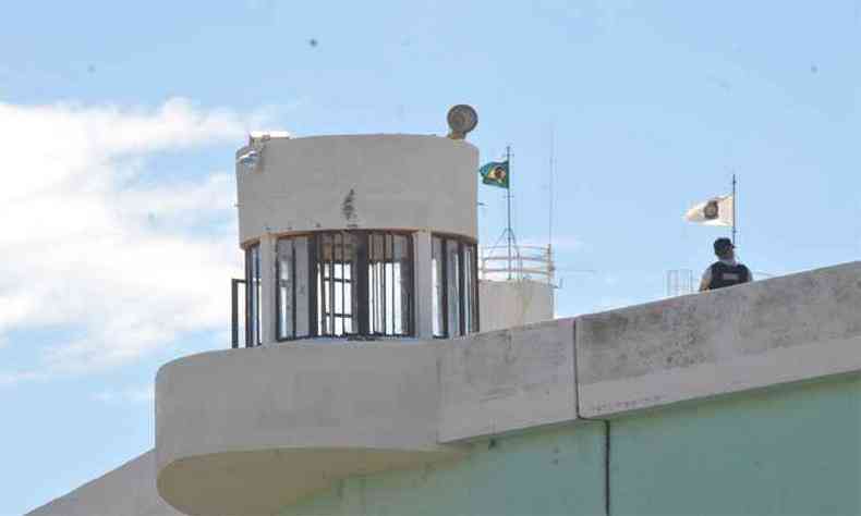 Detentos foram flagrados escalando a muralha por agente que estava na guarita(foto: Jair Amaral/EM/DA Press)