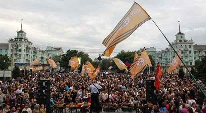 Popula��o pr�-R�ssia de Lugansk faz evento de comemora��o por independ�ncia de regi�o, votada em referendo nesse fim de semana(foto: Valentyn Ogirenko/Reuters)