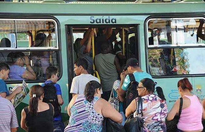 Ônibus circularam lotados na manhã desta quarta-feira na Estação Diamante, no Barreiro(foto: Paulo Filgueiras/EM DA Press) Ônibus circularam lotados na manhã desta quarta-feira na Estação Diamante, no Barreiro(foto: Paulo Filgueiras/EM DA Press)