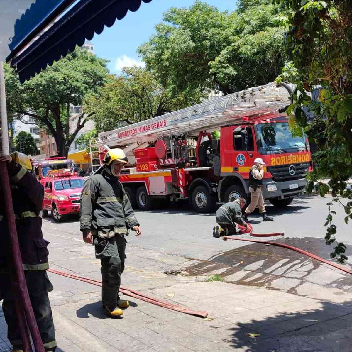 Bombeiros apagam incêndio em esteira de metalúrgica, em Conselheiro Lafaiete, Minas Gerais