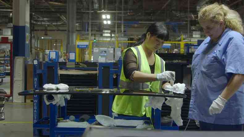 Trabalhadoras da China e dos EUA na fábrica da multinacional Fuyao na cidade de Dauton, em Ohio (foto: Danni Wang/divulgação)
