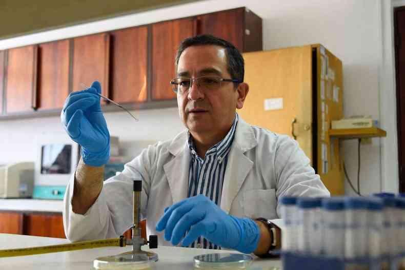 O cientista equatoriano Javier Carvajal fala durante uma entrevista  AFP em um laboratrio da Faculdade de Cincias Exatas da Pontifcia Universidade Catlica do Equador em Quito, em 25 de julho de 2022