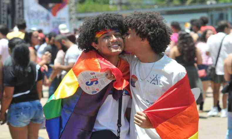 Casal se beijando na parada 