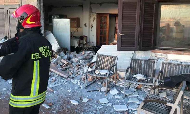 O abalo da madrugada dessa quarta-feira foi, até o momento, o mais intenso(foto: Corpo de Bombeiros da Catania/Divulgação ) O abalo da madrugada dessa quarta-feira foi, até o momento, o mais intenso(foto: Corpo de Bombeiros da Catania/Divulgação )