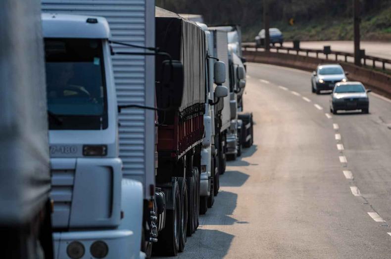Na BR-381, altura de Igarapé, bloqueio articulado por caminhoneiros provoca retenção superior a 10 KM(foto: Leandro Couri/EM/D.A.Press) Na BR-381, altura de Igarapé, bloqueio articulado por caminhoneiros provoca retenção superior a 10 KM