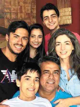 Raissa Soares com o marido, Geraldo Mrcio, os dois filhos (E) e enteados(foto: Arquivo pessoal )