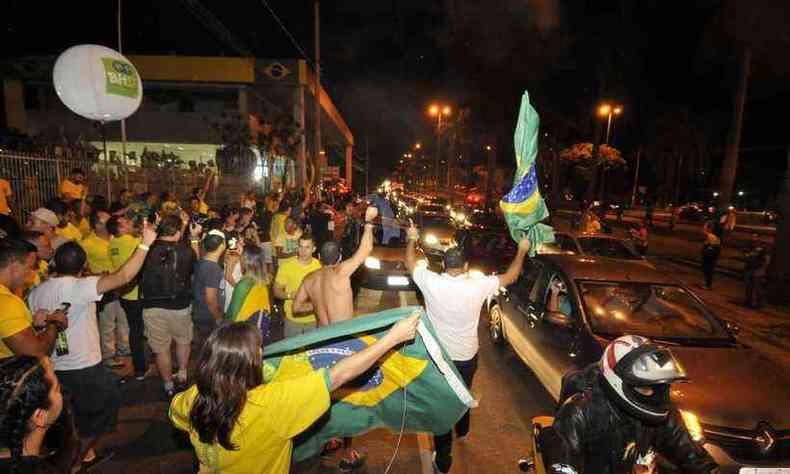 Manifestantes invadem a Avenida Antnio Carlos aps a vitria de Jair Bolsonaro ter sido anunciada(foto: Juarez Rodrigues/EM)