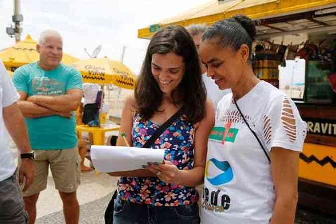 Marina colheu assinaturas para o novo partido na praia de Copabana (foto: Fbio Rossi/Agncia Globo)