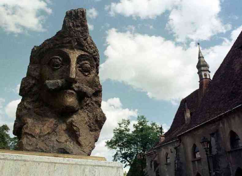Busto de Vlad Drcula em Sighisoara, Romnia, local de nascimento do heri militar romeno