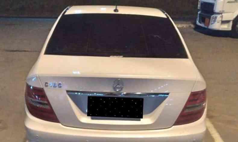 Segundo a polcia, carro de luxo blindado era usado no trfico de drogas(foto: PMMG/Divulgao)