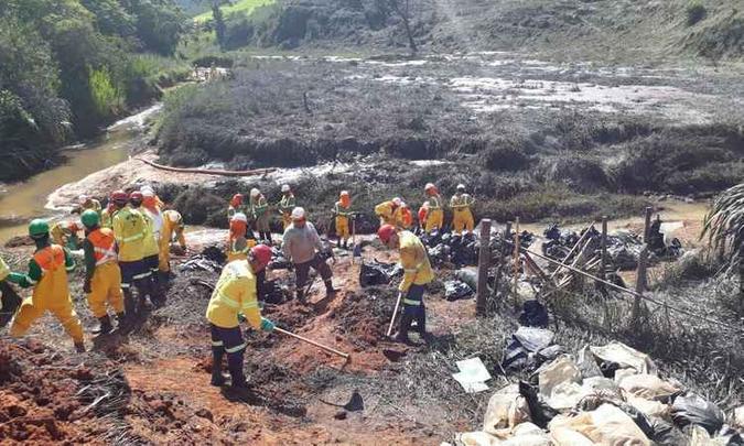 Depois do primeiro estouro do mineroduto, um outro ponto de captação de água foi montado para abastecimento da cidade(foto: TV Alterosa - Leste) Depois do primeiro estouro do mineroduto, um outro ponto de captação de água foi montado para abastecimento da cidade(foto: TV Alterosa - Leste)