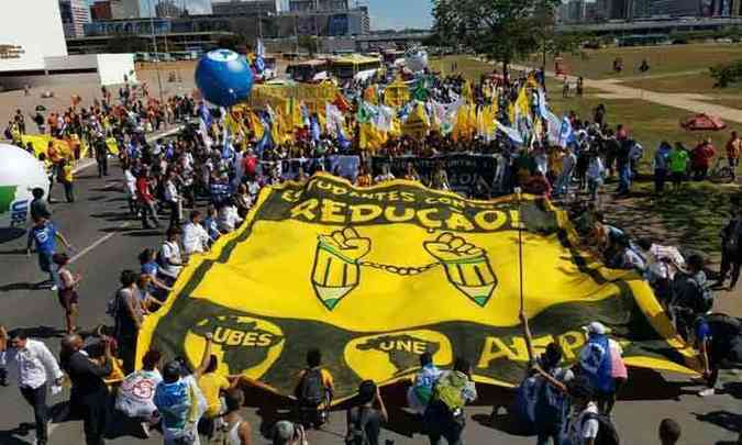 O grupo chegou a ocupar todas as faixas do Eixo Monumental, no sentido do Congresso Nacional(foto: Breno Fortes/CB/D.A Press)