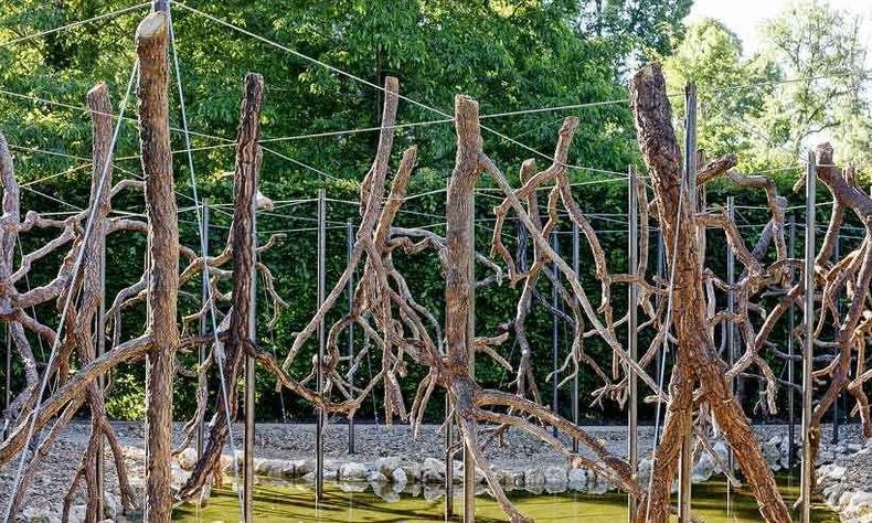 Piro-Paisagem � um arranjo de galhos podados e troncos queimados coletados no sop� da Serra da Moeda(foto: Eric Sander)