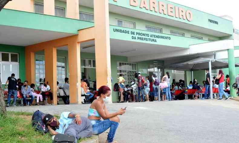 Pacientes aguardam atendimento na porta da UPA Barreiro, em Belo Horizonte