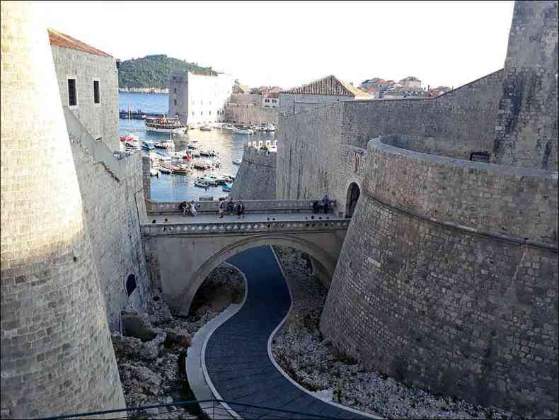 Dubrovnik, ao Sul do pas: cercada por muralhas,  um convite a se perder em suas ruelas (foto: Kelen Cristina/EM/D.A Press )