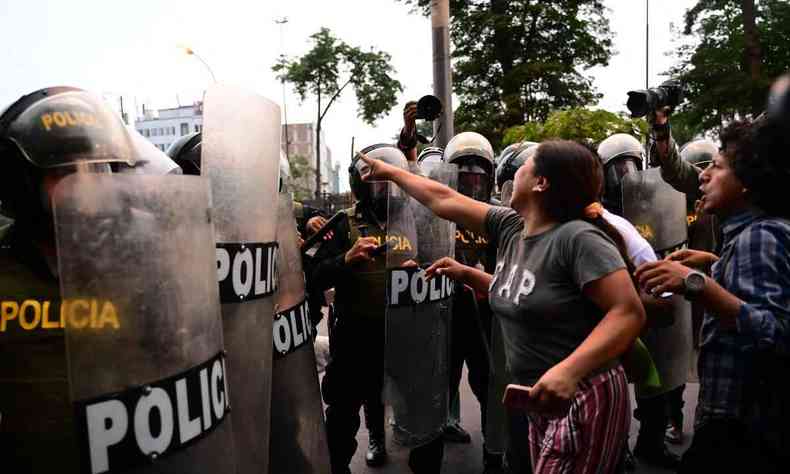 Na foto, policiais confrontam manifestantes