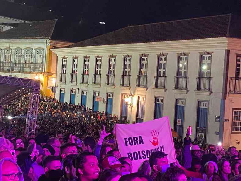 Pblico com faixa 'Fora, Bolsonaro' em show de Elba Ramalho em Ouro Preto