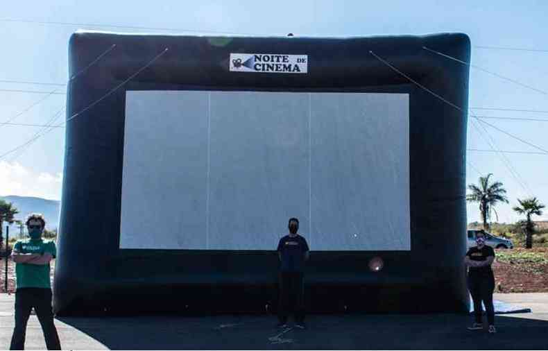 O Coletivo Noite de Cinema vai instalar um telo de 10 metros de largura e oito metros de altura ser instalado no estacionamento da Marina Coisas da Roa (foto: Divulgao/Coletivo Noite de Cinema)