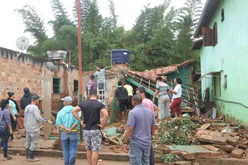 Casa derrubada pela chuva em Amarantina, Distrito de Ouro Preto