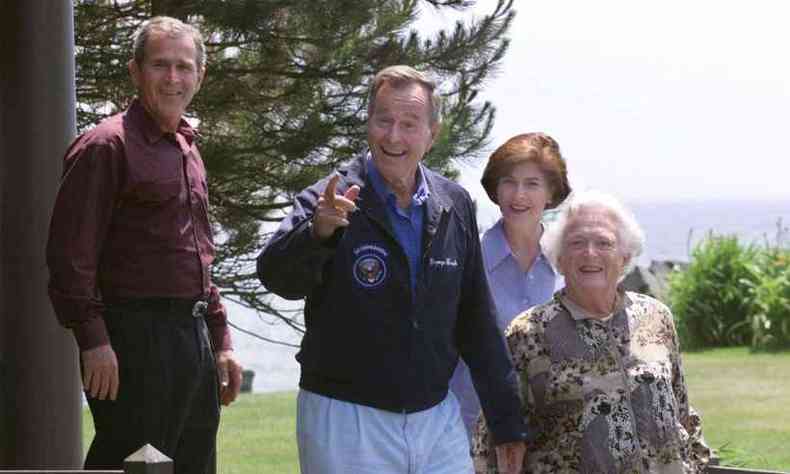 Bush pai com a esposa, o filho George W. Bush e a nora, Laura, em 1999(foto: Tim SLOAN / AFP )