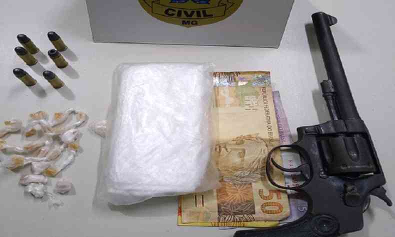 Arma, drogas, munio e dinheiro encontrados com os menores presos pela Polcia Civil