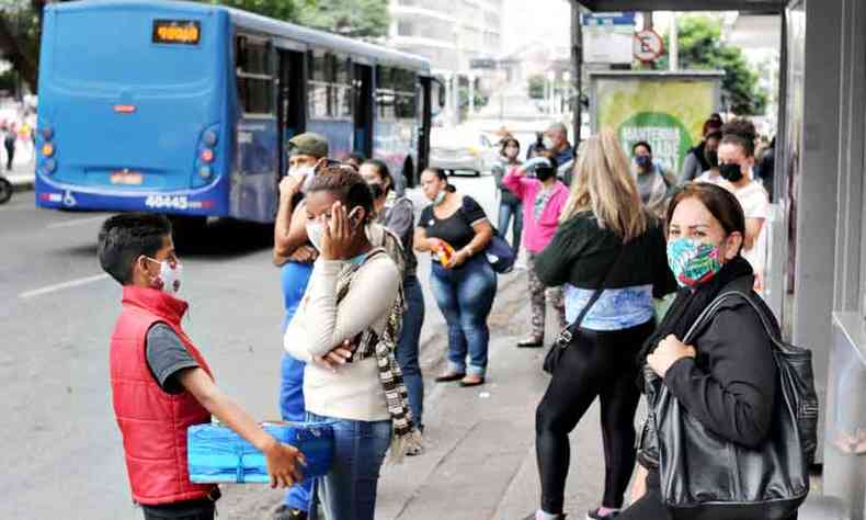 Passageiros esperam ônibus em Belo Horizonte usando máscaras: acessório é recomendado como proteção contra o coronavírus(foto: Leandro Couri/EM/D.A Press)