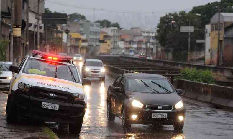 Chuva na capital mineira. Na foto, Defesa Civil monitora rio Arrudas, na Avenida Teresa Cristina.(foto: Tulio Santos/EM/D.A Press)