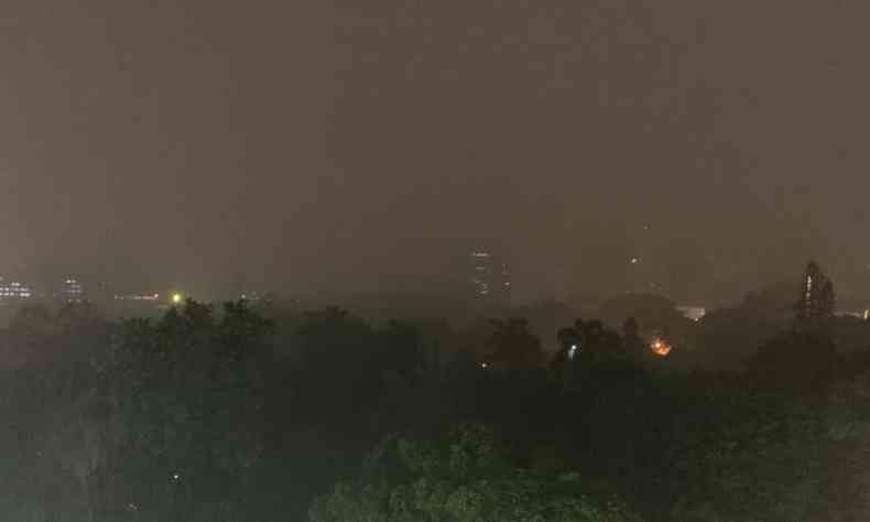 Chuva toma conta de Belo Horizonte na noite desta sexta-feira(foto: Fred Bottrel/EM/D.A Press)