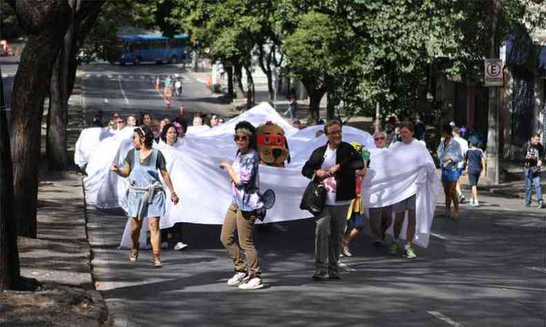 Dezenas de pessoas subiram a Cristvo Colombo, em direo  praa da Liberdade, debaixo de um lenol branco gigante, numa caminhada coletiva(foto: Edsio Ferreira/EM/D.A Press)