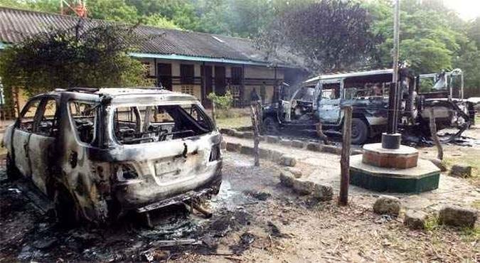 Carros de polícia queimados em frente a delegacia de Mpeketoni(foto: REUTERS/Asuu Asuu ) Carros de polícia queimados em frente a delegacia de Mpeketoni(foto: REUTERS/Asuu Asuu )