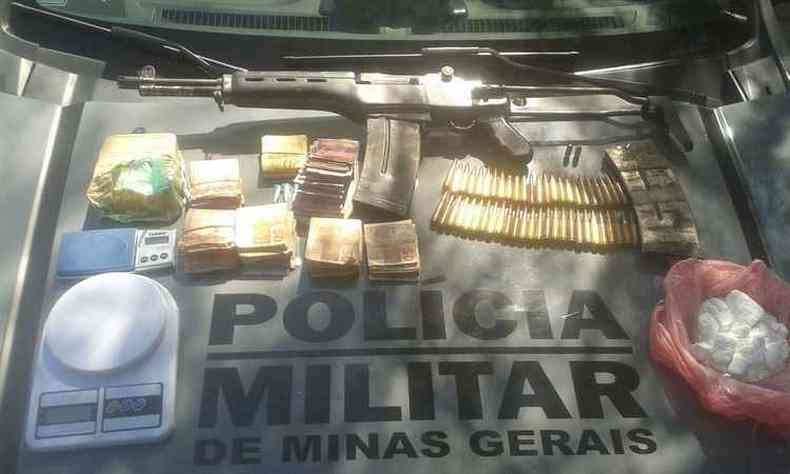 Fuzil, drogas e dinheiro apreendidos durante operao policial na Regio Oeste(foto: Polcia Militar/Divulgao)