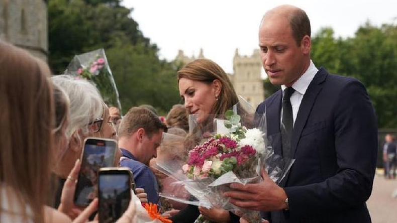 É esperado que o príncipe William assuma parte dos compromissos reais(foto: Getty Images) Foto colorida mostra o príncipe William, um homem branco adulto com cabelo rareando, e sua esposa Kate, uma mulher branca de cabelo castanho comprido, recebendo flores de diversas pessoas reunidas atrás de uma barreira