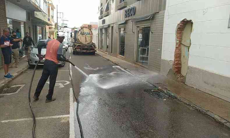Rua precisou ser lavada aps o crime(foto: Equipe Positiva/divulgao)