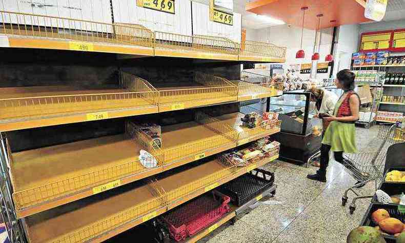 Retratos do comrcio de BH, ontem: supermercado com gndola vazia (foto: Gladyston Rodrigues/EM/D.A PRESS)