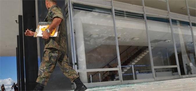 Vidra�as do pr�dio do STF depois do voo razante de dois ca�as Mirage da FAB(foto: Elza Fi�za/ABr)