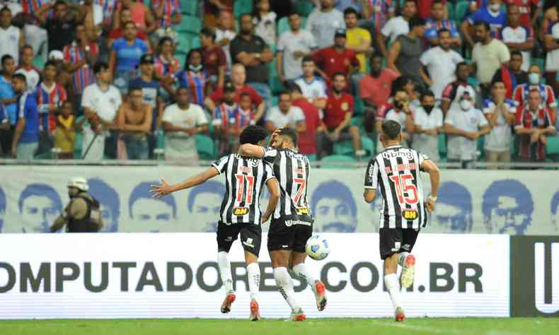 Lance de jogo de futebol entre Bahia e Atlético