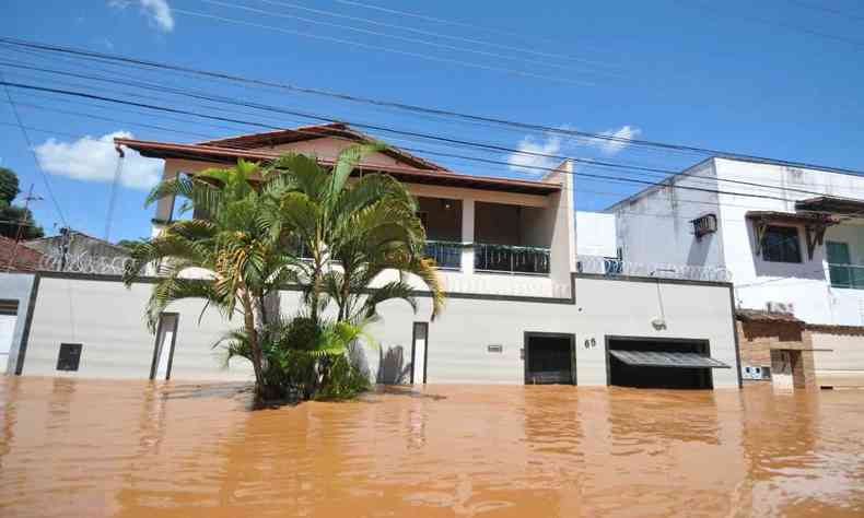 Casa  tomada pela gua em Valadares