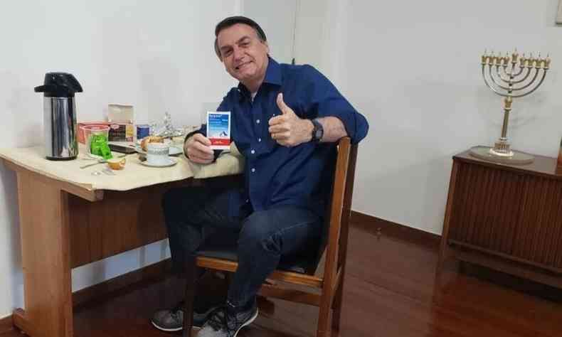 Em julho de 2020, com uma caixa de hidroxicloroquina em mos, Jair Bolsonaro anunciou que havia se curado da COVID-19; medicamento no tem eficcia comprovada contra o coronavrus(foto: Reproduo/Twitter Jair Bolsonaro)