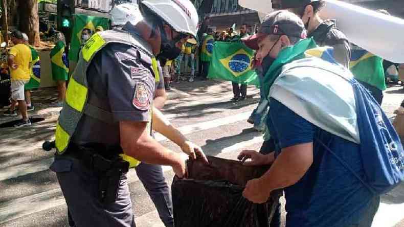 Foto enviada pela Secretaria de Segurana Pblica mostrando policial revistando manifestante na Paulista nesta tera; rgo diz haver 'revista em pontos estratgicos'