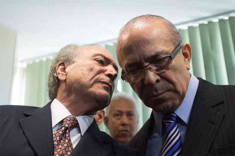 O ministro Eliseu Padilha (D) se rene na manh desta quarta-feira com o vice-presidente Michel Temer, lderes na Cmara e com ministros com fora em seus respectivos partidos (foto: Marcelo Camargo/Agncia Brasil )