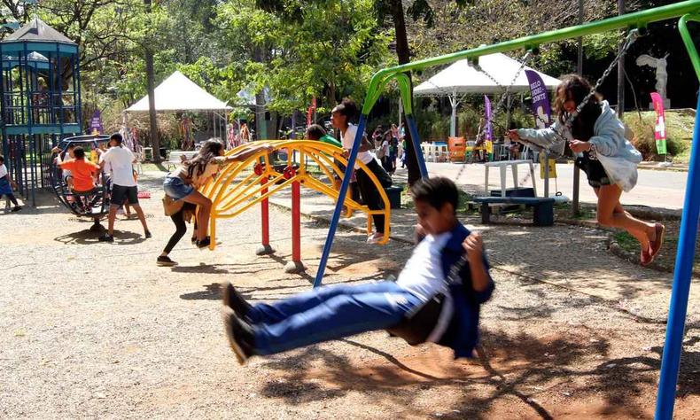 A programação incluiu atividades como cama elástica, pula-pula, brincadeiras e piscina de bolinhas(foto: Jair Amaral/EM/D.A Press) Crianças no Parque Muncipal