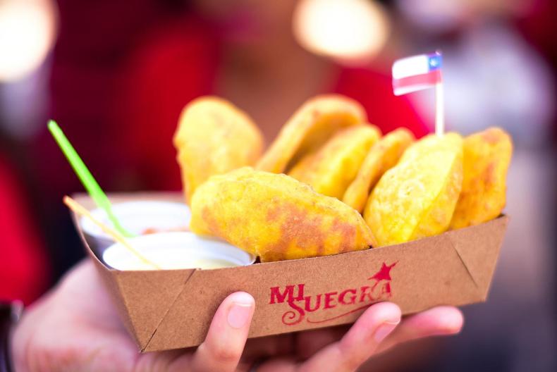Opções como empanadas, choripanes, anticuchos e pastel de choclo estarão disponíveis(foto: Festa Chilena/Divulgação) porção de petisco típico chileno