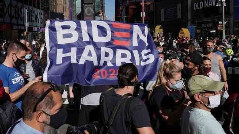 Simpatizantes de Joe Biden comemoram em Nova York, neste sbado; sistema eleitoral do pas  indireto(foto: Reuters)