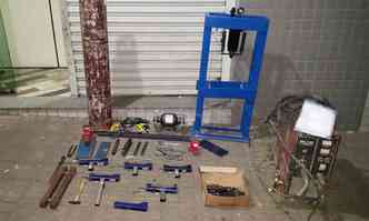 Ferramentas, peas, croquis e armas foram localizados dentro da casa(foto: Polcia Militar/Divulgao)
