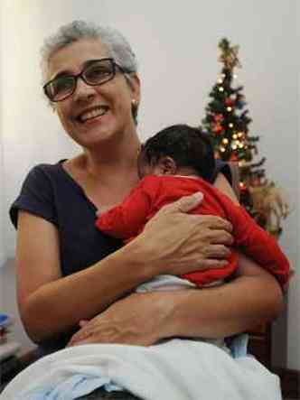 Maria do Carmo j cuidou de nove bebs desde que comeou a participar do projeto de acolhimento em BH(foto: Tlio Santos/EM/D.A.Press)